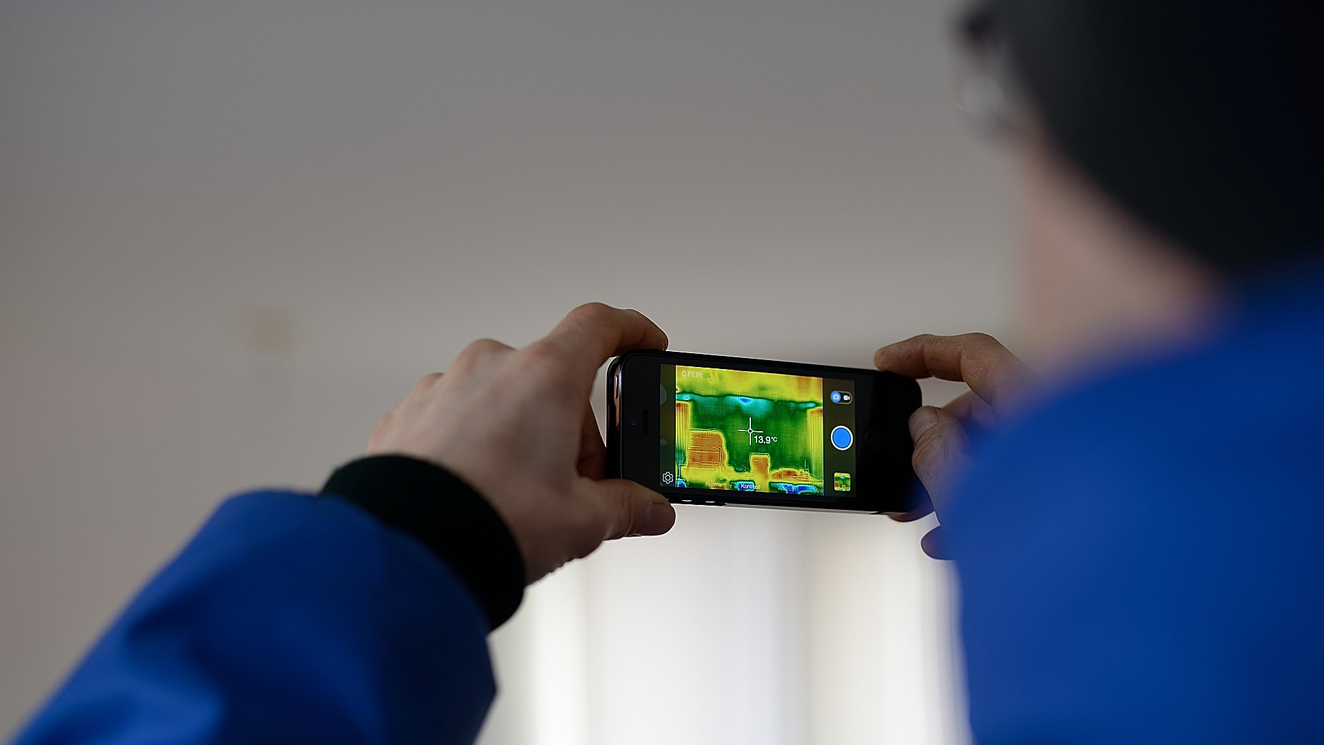 Die Bedienung der Thermografiekamera ist spielend einfach. Es funktioniert ähnlich den weit verbreiteten digitalen Fotokameras. Die Anzeige des Infrarotbildes erfolgt in Echtzeit auf dem Display der Thermografie Kamera.