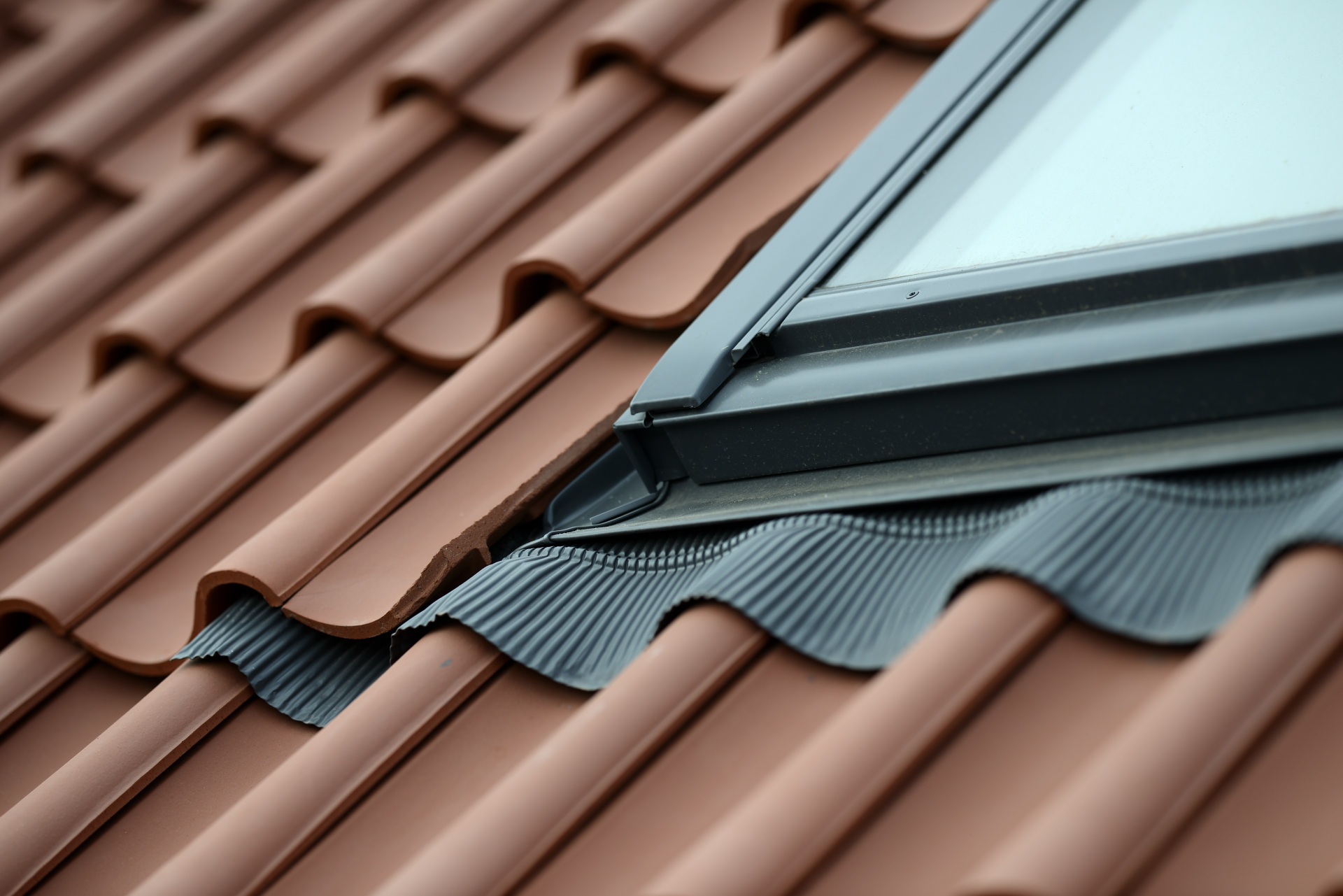 Velux Dachflächenfenster untere Ecke in Dachziegeln