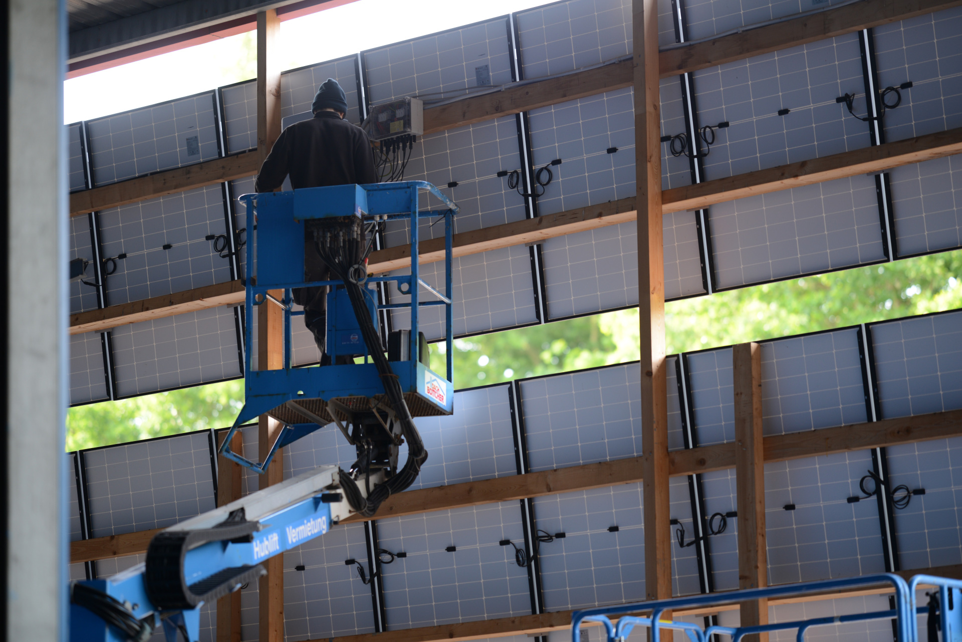 HR12 Nifty Lift vor PV Solar Panels