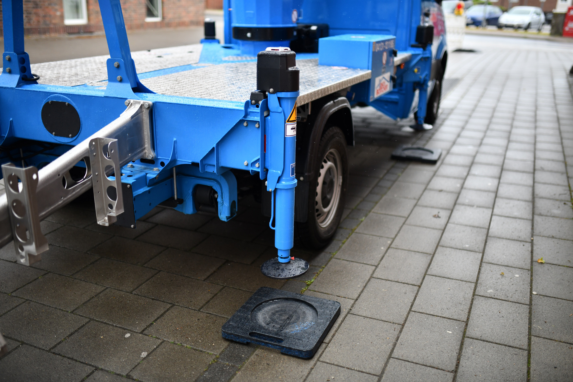 Hubsteiger TBR 260 Stützen im Profil Maifest Pieperstraße 2025 Regen D85_6905