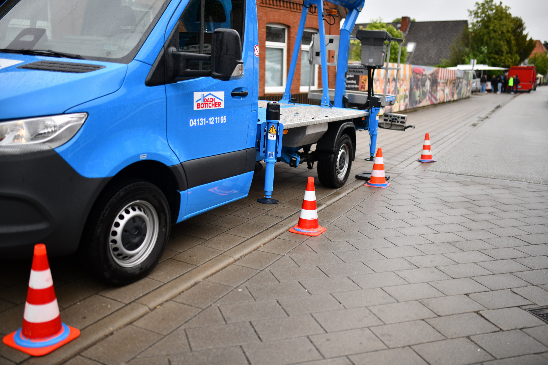 Leitkegel beim Hubsteiger TBR260. Aufbauen Abstützung Sicherheit