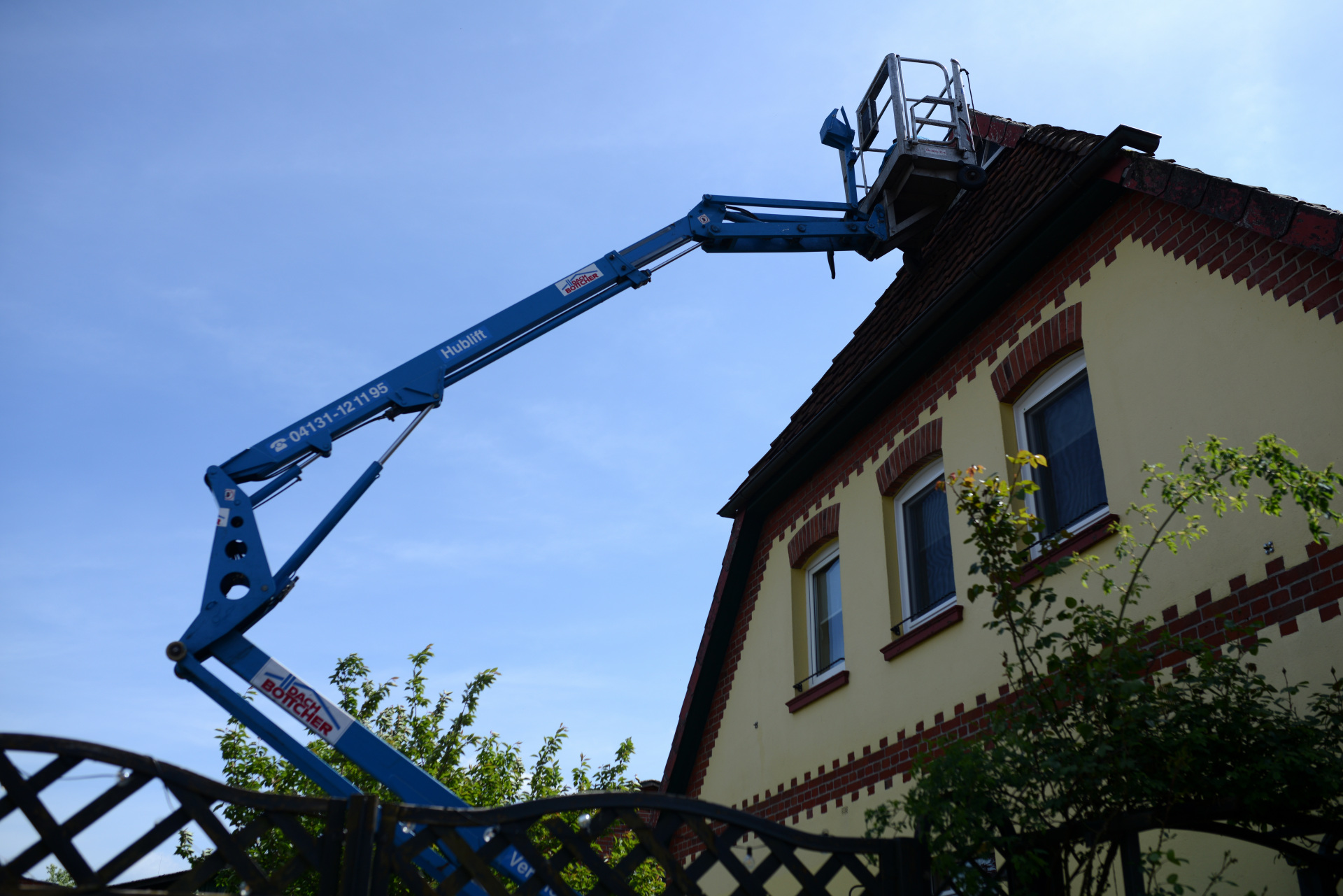 Raupen Arbeitsbühne mieten Leo15GT Teupen 1920 S80_8483