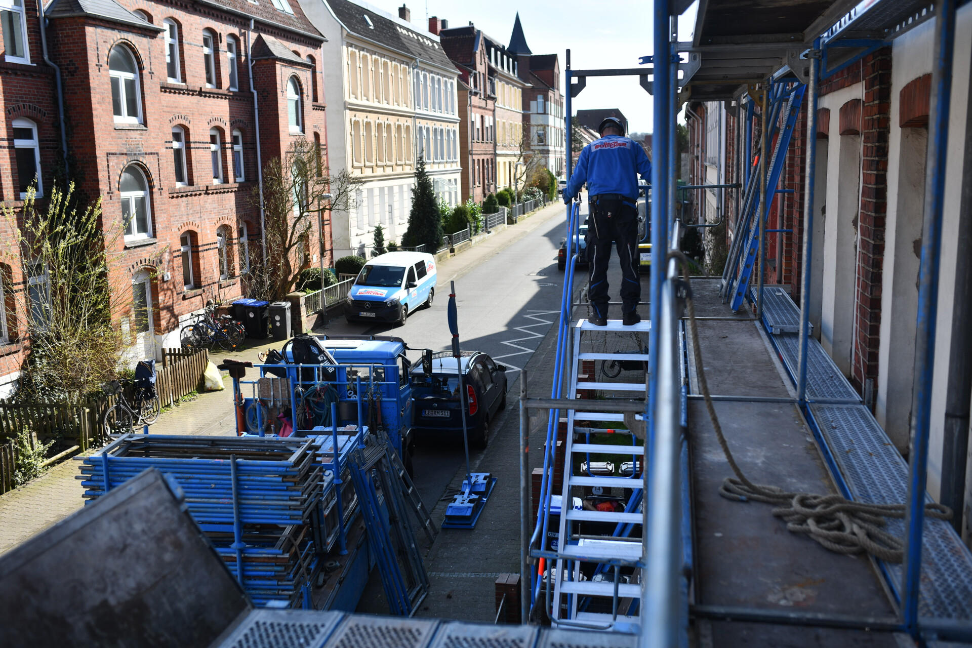 Chris baut einen Gerüst Treppenturm. scaffolding germany. Rückenansicht mit Logo.
