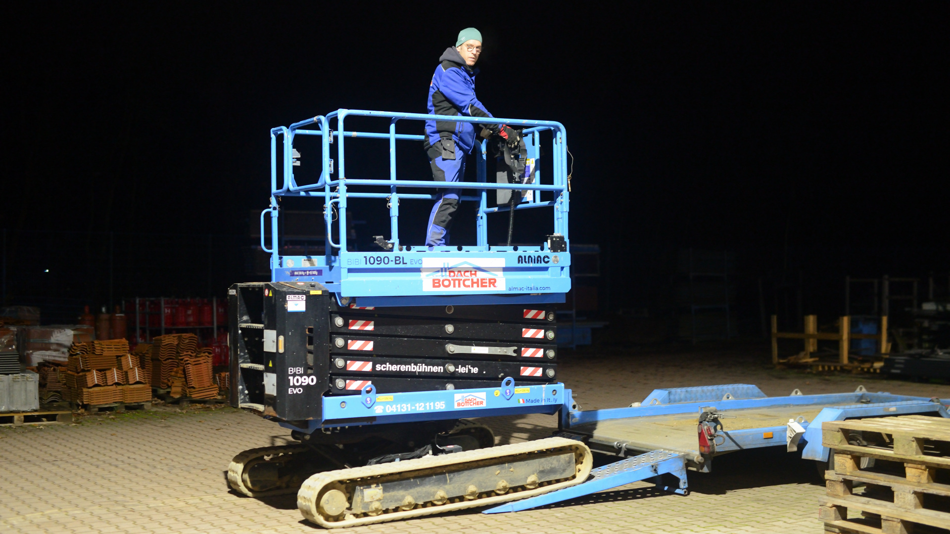 Raupenscherenarbeitsbühne auf schräger Rampe