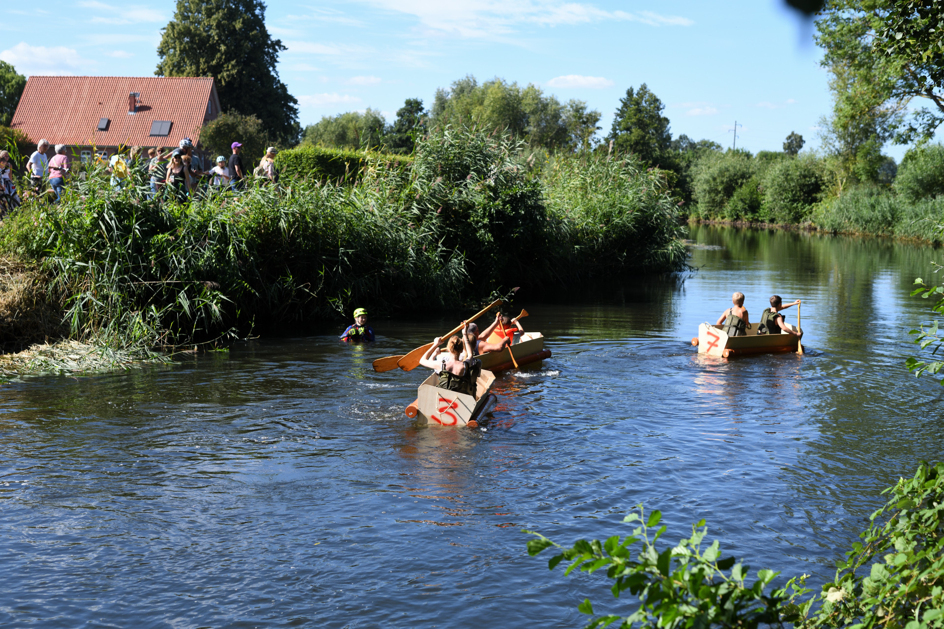 Kinder beim Schweinetrogrennen