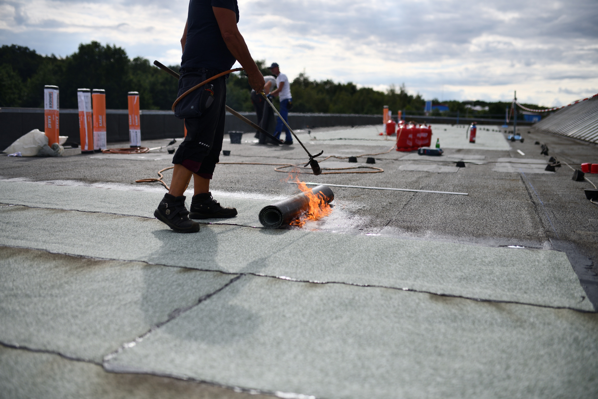 Flachdach Dachdecker Baustelle Schweißbahn kleben Dachdecker Arbeiter beim Arbeiten DSC_8616