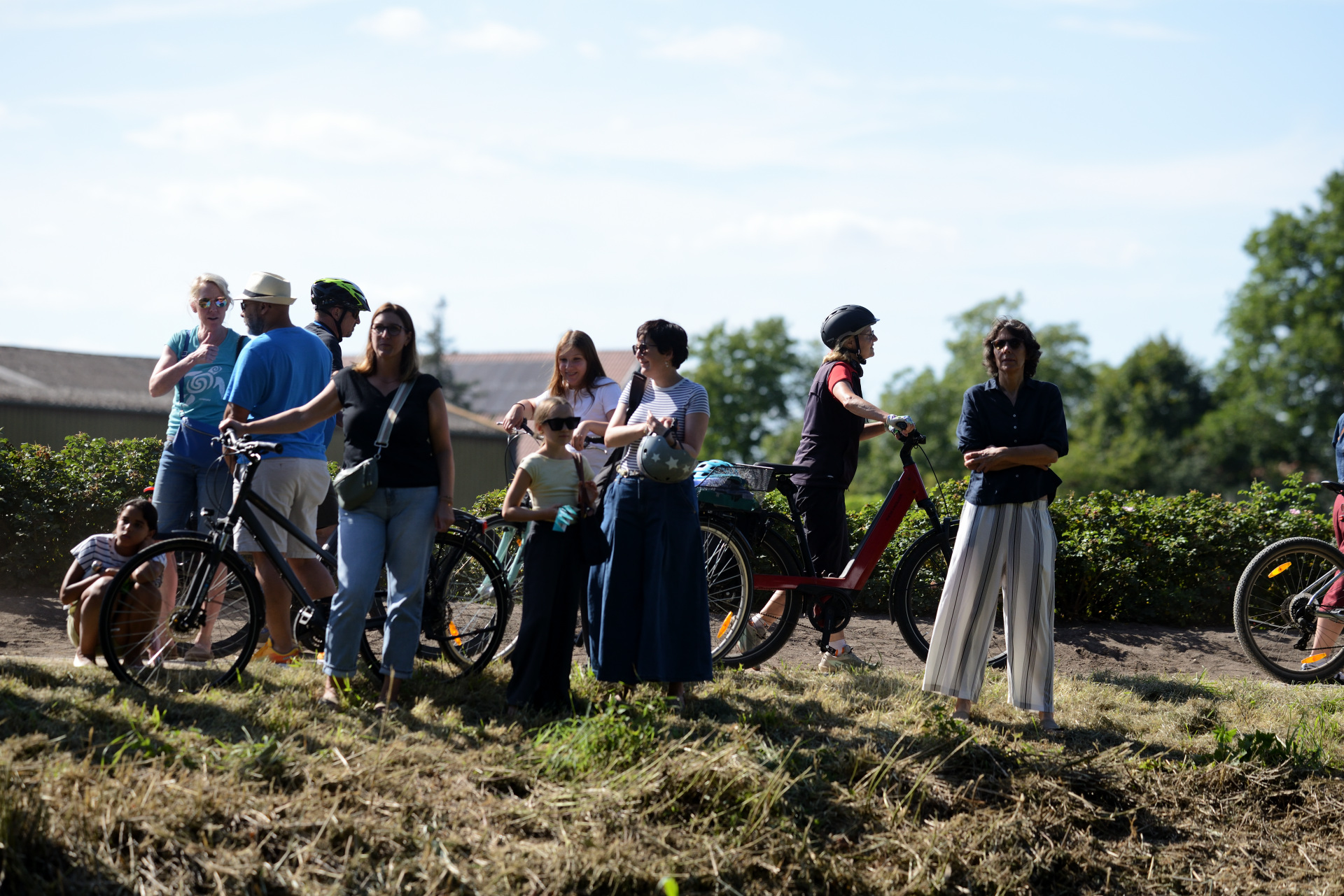 Schaulustige auf dem Treidelweg in Bardowick.