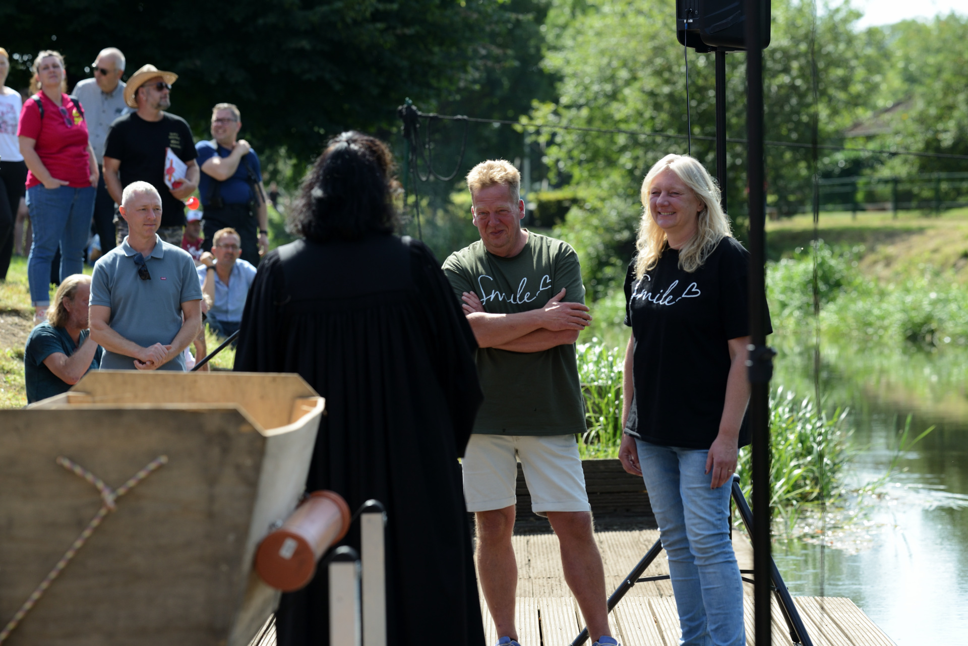 Sven und Doris bei der Taufe des Schweinetrogs