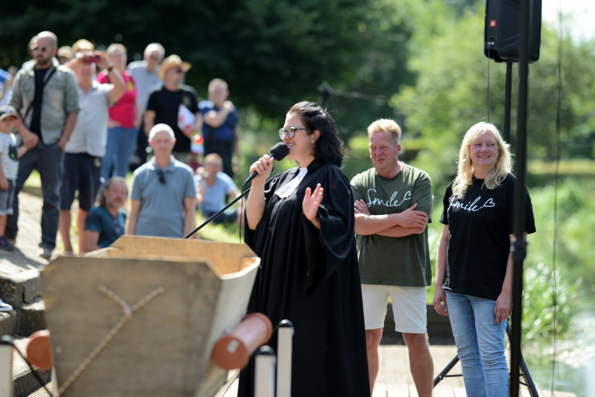 Sven und Doris bei der Taufe des Schweinetrogs 2025