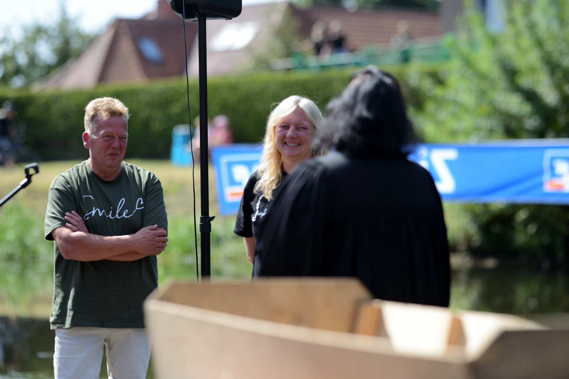 Sven Blanquett und Doris bei der Taufe des Schweinetrogs 2025