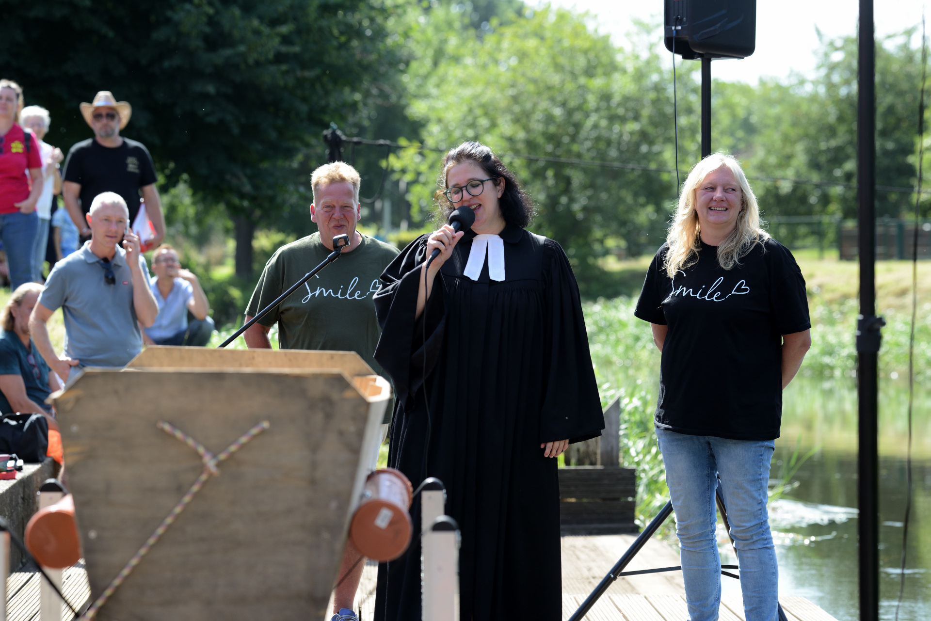 Pastorin Lotte Uhr an der Ilmenau.