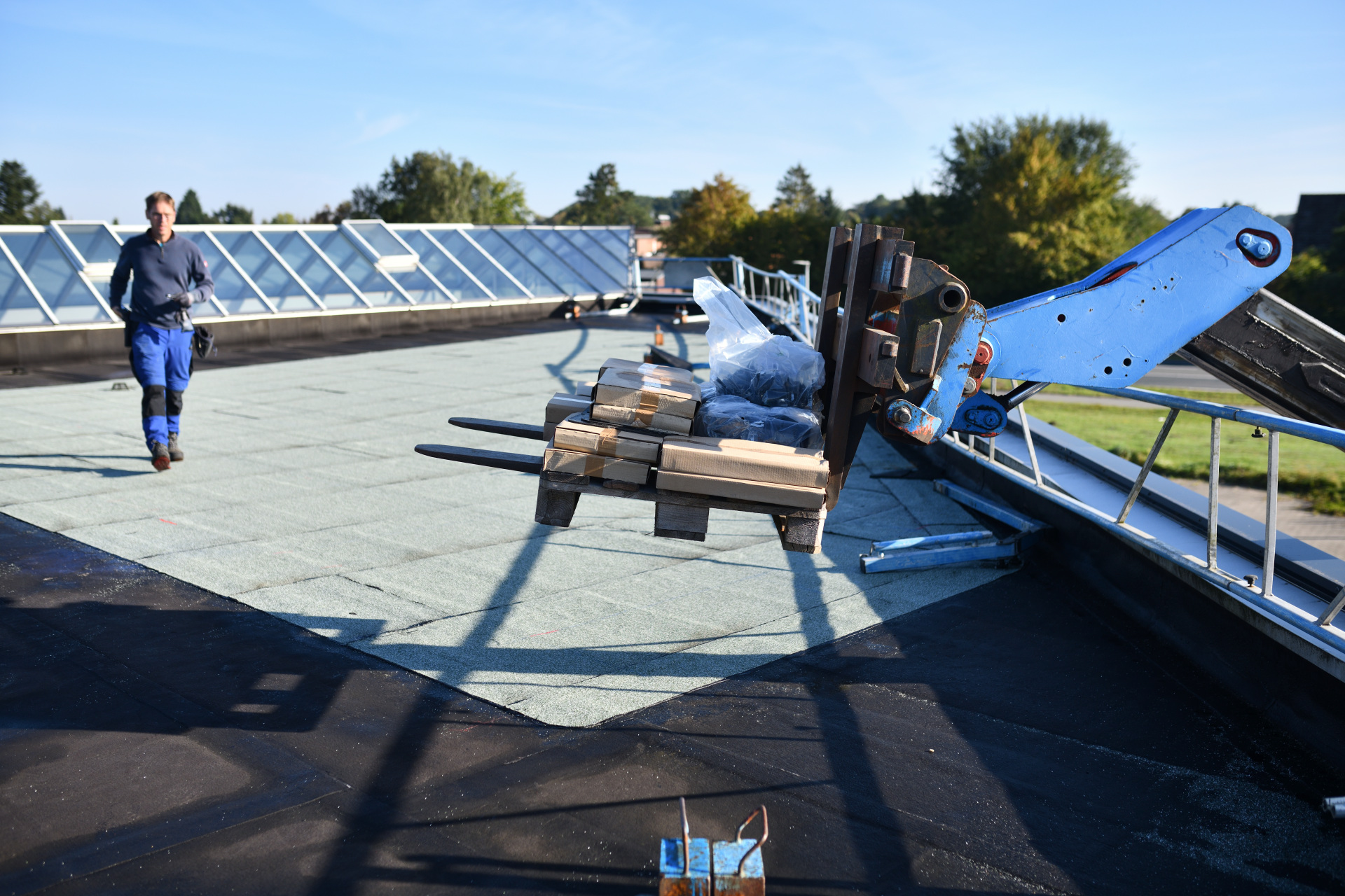 Flachdachabsturzsicherung Materialtransport DSC_8964