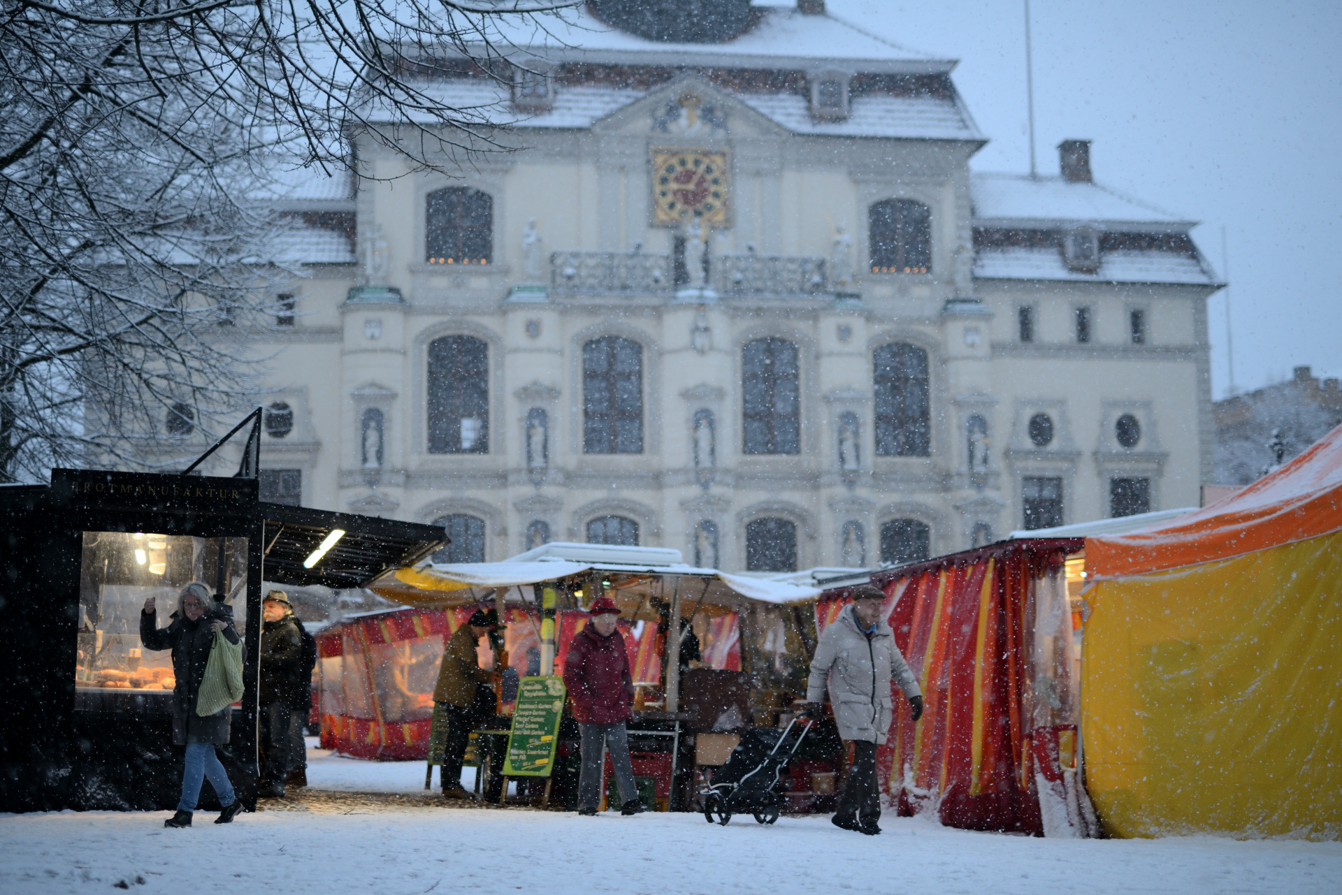 Wochenmarkt im Schnee in Lüneburg 2026 D80_2090
