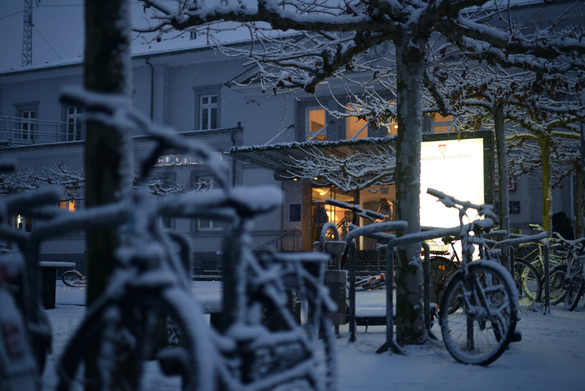 Fahrräder im Schnee in Lüneburg Bahnhof samstags 2026 D80_2049
